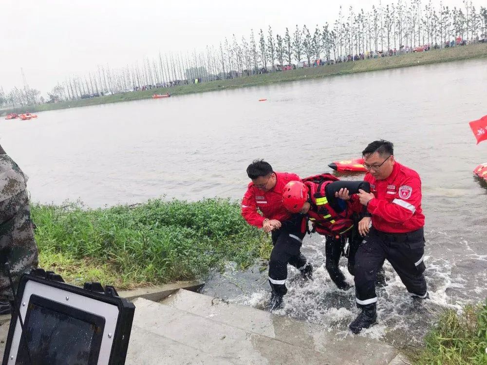 R1水上救援機器人參與揚州市防汛搶險實戰演習