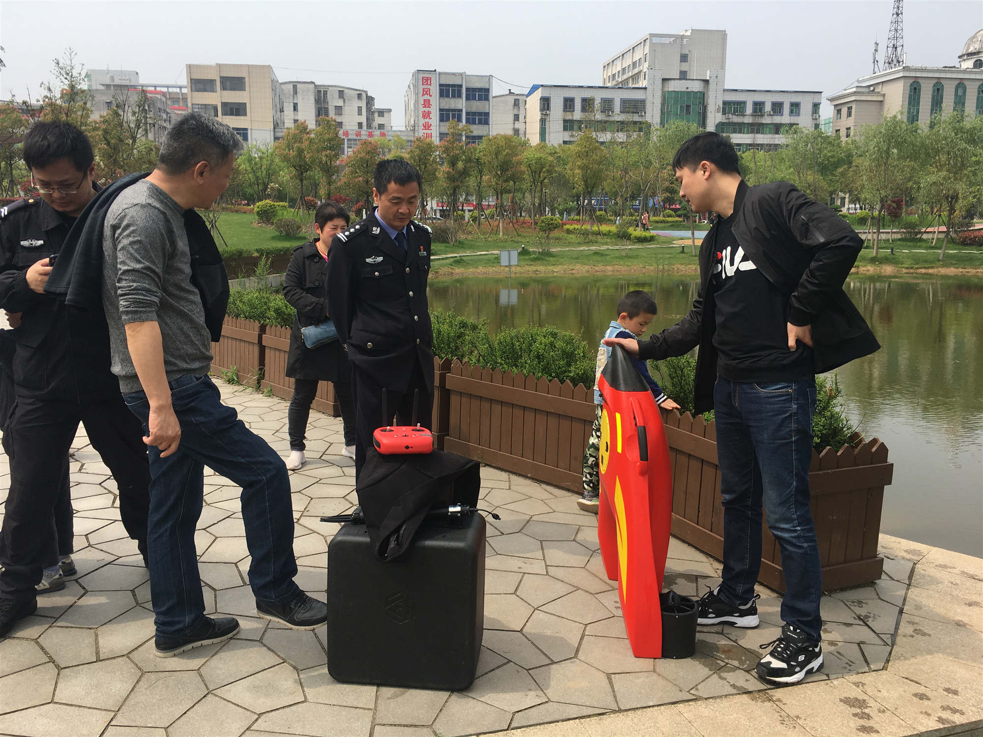 湖北團(tuán)風(fēng)縣公安局丨R1水上救援機(jī)器人參與裝備演示展現(xiàn)救援能力